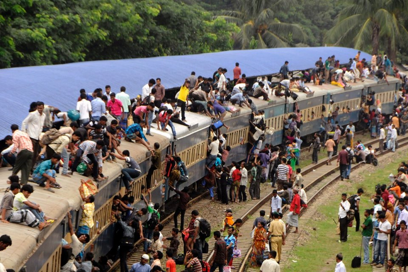 Illustration for article titled Incredible Ways People Deal with Overloaded Transit Systems in Asia
